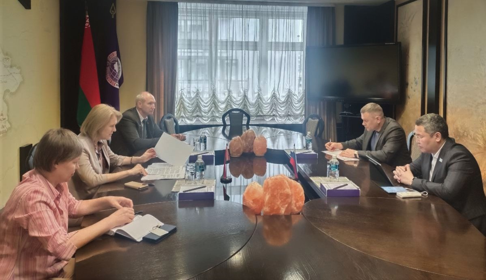 Алеся Абраменко провела рабочую встречу с Министром по внешним связям и делам Республики Саха (Якутия) Гаврилом Кириллиным