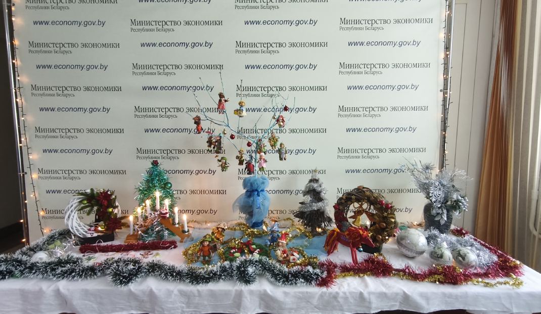 В Минэкономики открылась мини-выставка новогодних игрушек