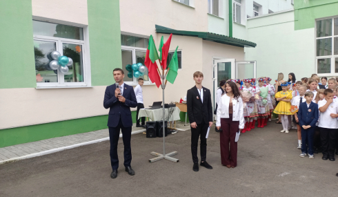 Иван Вежновец поздравил с началом учебного года учащихся Негорельской средней школы № 1 Иван Вежновец поздравил с началом учебного года учащихся Негорельской средней школы № 1