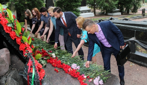 Работники Минэкономики возложили цветы к мемориалу на Военном кладбище в Минске