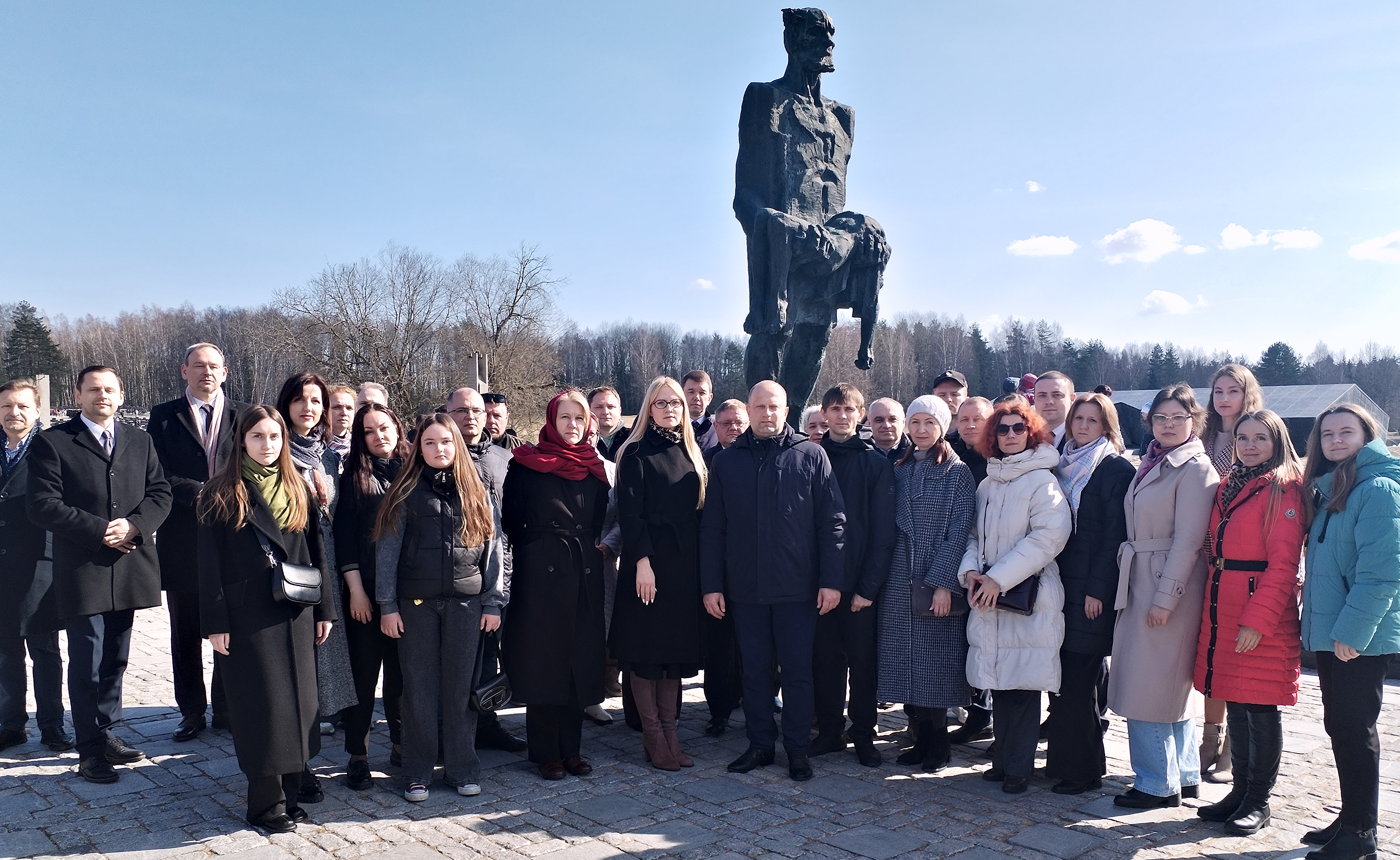 Сотрудники Минэкономики почтили память мирных жителей белорусских деревень, уничтоженных нацистами в годы войны