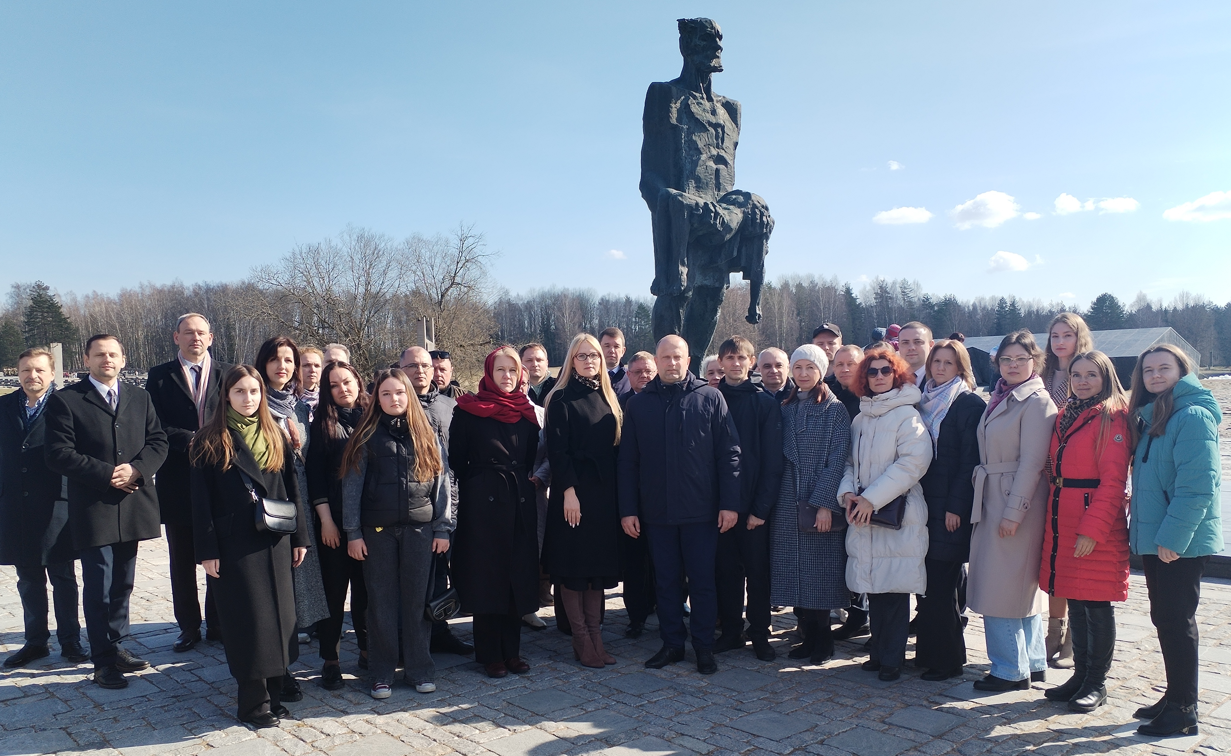 Сотрудники Минэкономики почтили память мирных жителей белорусских деревень, уничтоженных нацистами в годы войны