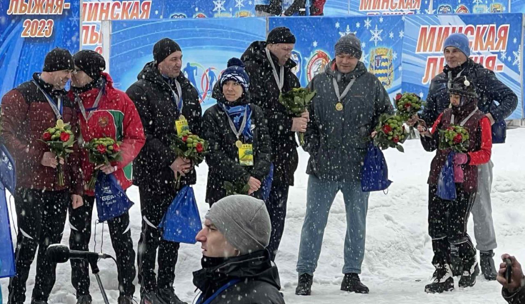 Команда Минэкономики попала в цветочную церемонию награждения на «Минская лыжня-2023»