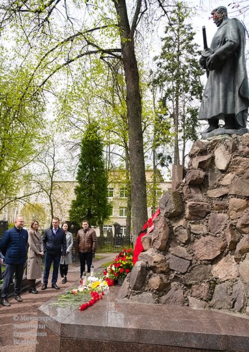
 Работники Министерства экономики возложили венок и цветы на
мемориале Военного кладбища в Минске  