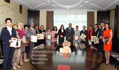 Владимир Зиновский вручил почетные грамоты Совета Министров и Министерства экономики